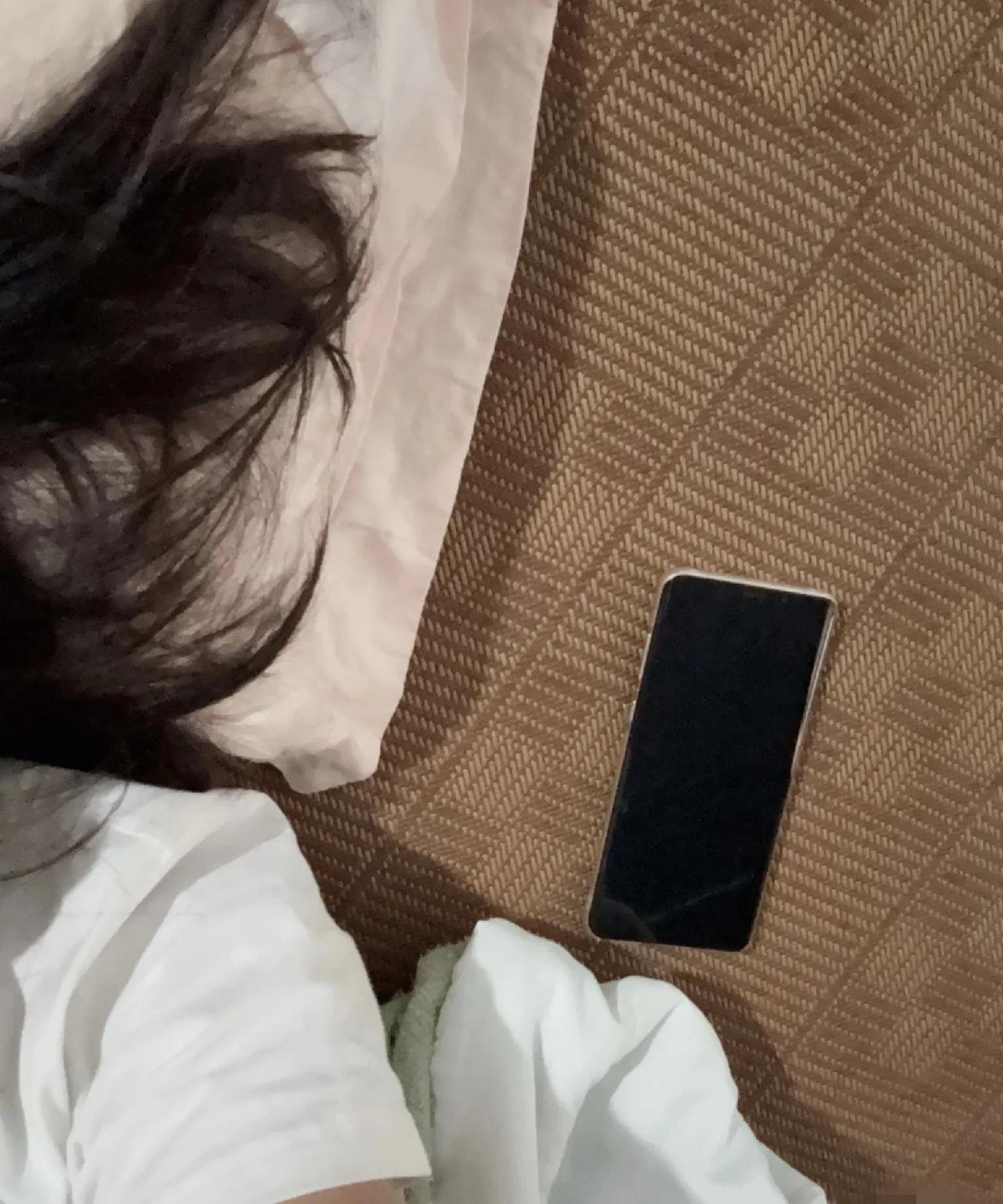 户躺办公室地板的12小时
再一次体会
传说中
嫁出去的女儿没有家
永远是外人
深