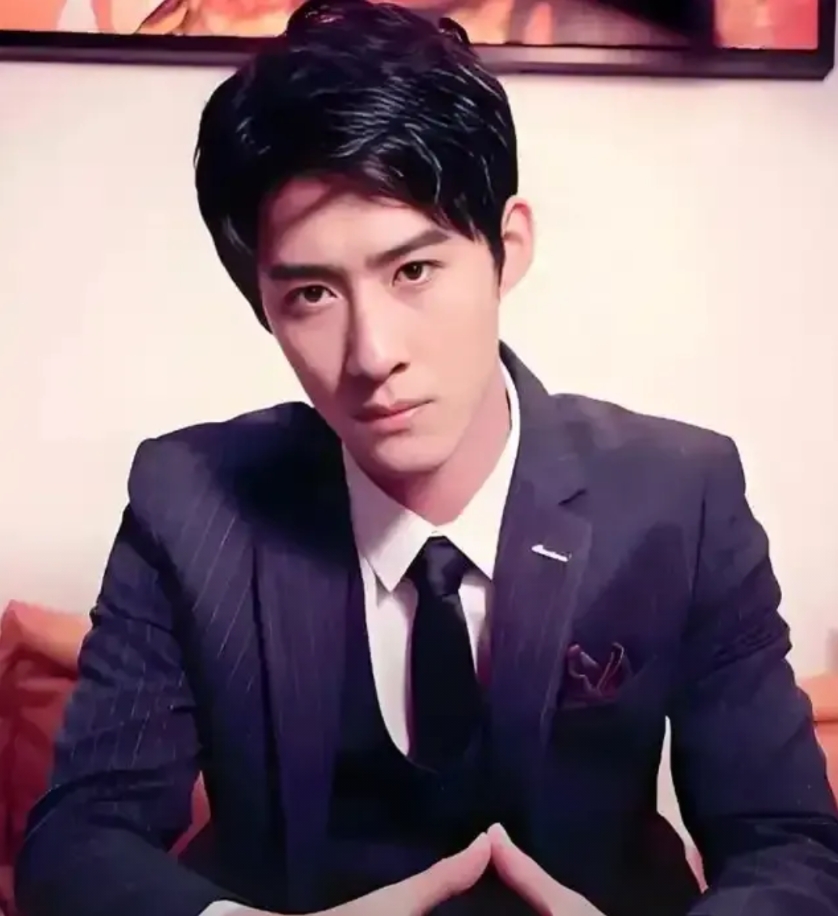 短剧男演员颜值排名前十顶级帅哥
1.赵振栋 
2.何建麒
3.何聪睿
4.申浩男