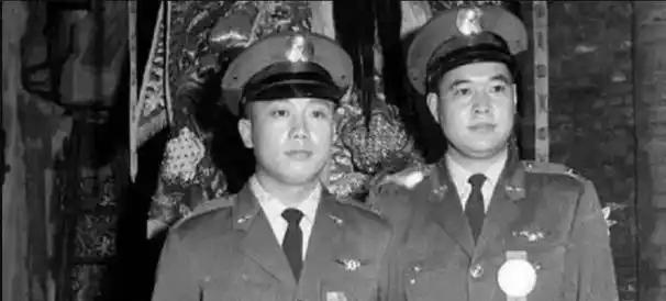 1965年空军队员李显斌驾机叛逃台湾，投靠到蒋介石麾下，获280万奖金，令整个家