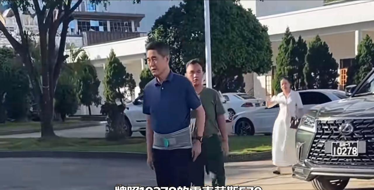 同盟军总司令彭德仁被授予“联邦特区第一中学”名誉校长，他的车牌号是“10278”