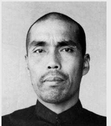 1942年，一个鬼子在杀害一位中国农民时，为了找点乐子，便把毛巾盖在了农民的脸上