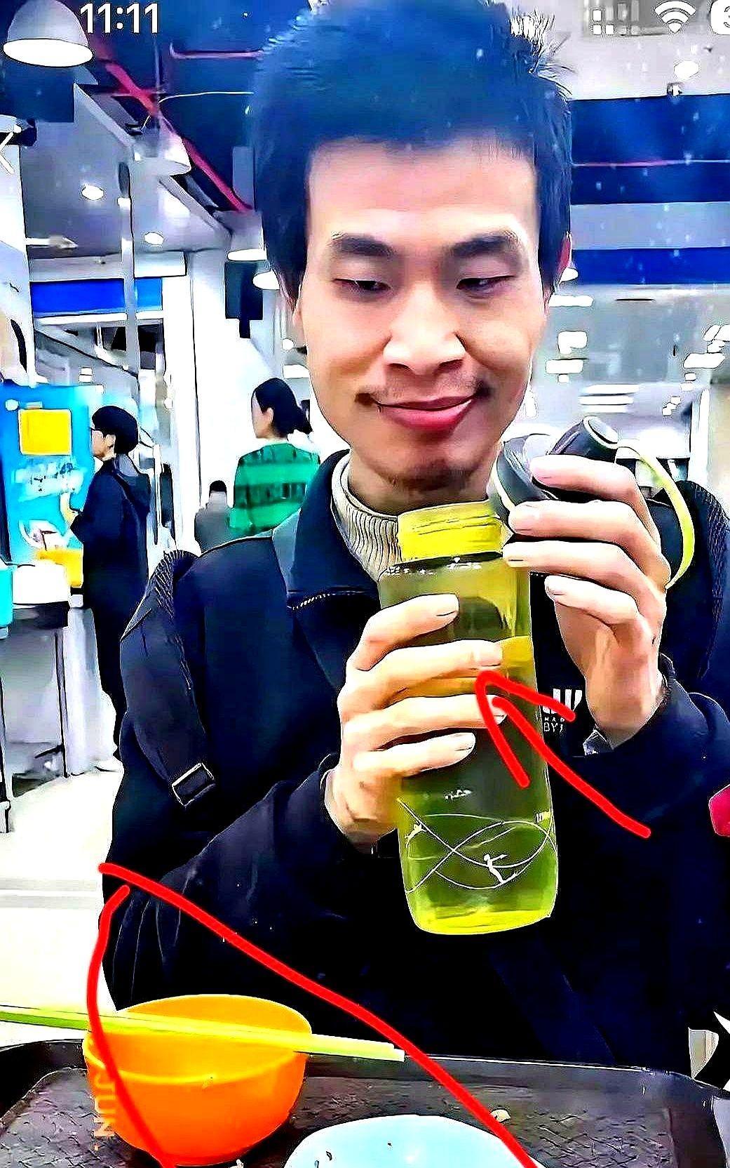 我同学是北大的，他说经常可以在校园里碰到韦东奕，而且他并不是像网上说的那样孤僻。