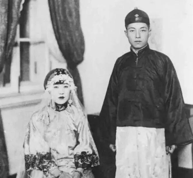 1926年，唐怡莹趁着丈夫溥杰不在家，和张学良在床上激烈正酣。多年后，张学良向溥