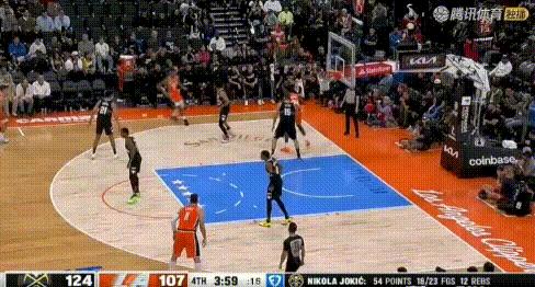 加点戏——不明男子闯进快船、掘金比赛中！
怎么进去的没看到，不过躲闪保安挺灵活的