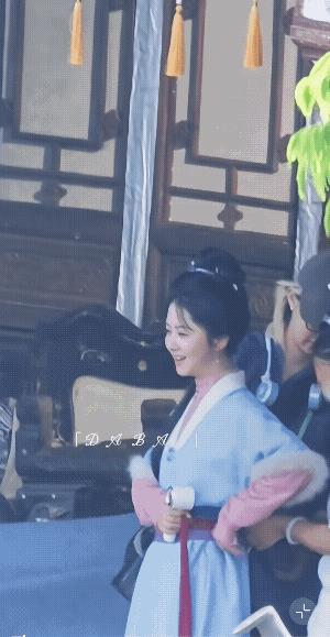 我们兰香见谁都是笑呵呵的，一脸的和善！
发没发现，谭松韵脱了那件带毛的坎肩后，动