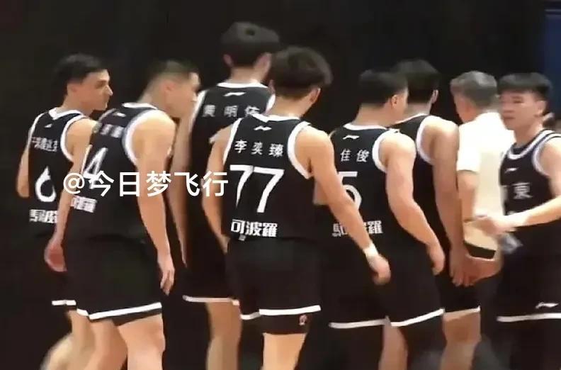 广东队球员黄明依李奕臻回到二沙岛归队训练！
打完在香港的比赛，广东宏远球员黄明依