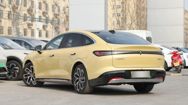 12.98万起售，定位中大型车？宝骏享境PHEV诚意如何