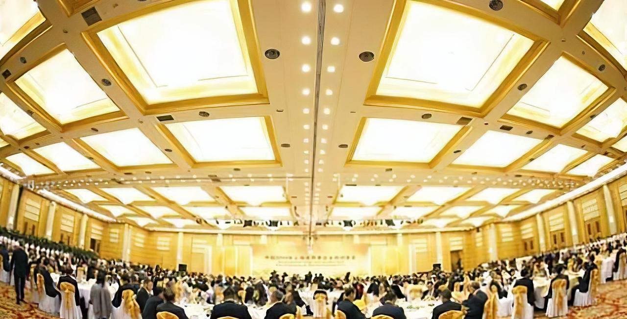 等宾客们吃得满嘴流油，笑着走人时，谁也没发现头顶上那些无名英雄。他们就像夜里的幽