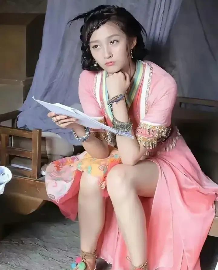 关晓彤早年造型暗藏惊喜！这双鞋子的时髦感，至今仍不过时