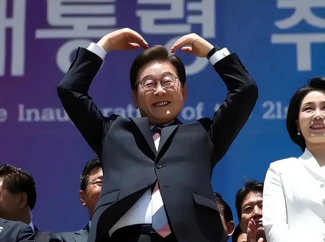 李在明刚上任，他说：“全世界能打赢韩国的国家，只有四个。”这不是随便说说，是堂而