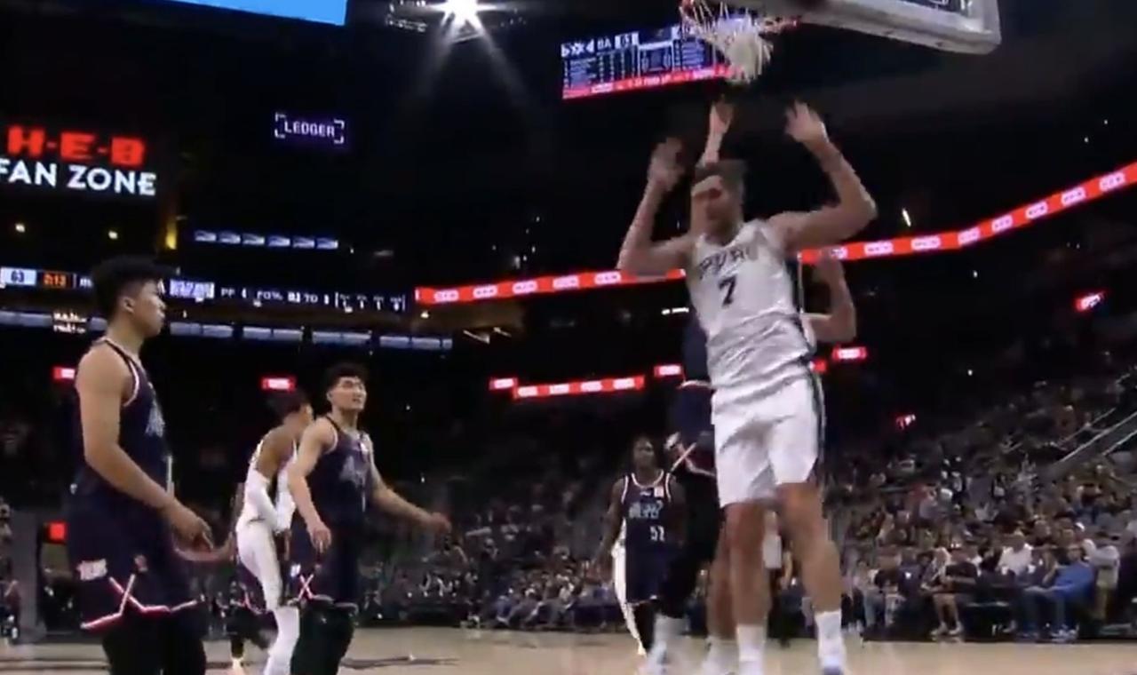 NBA季前赛，陈国豪下半场13分，卡明斯基、奥拉迪波双双20+，马刺轻取广州龙狮