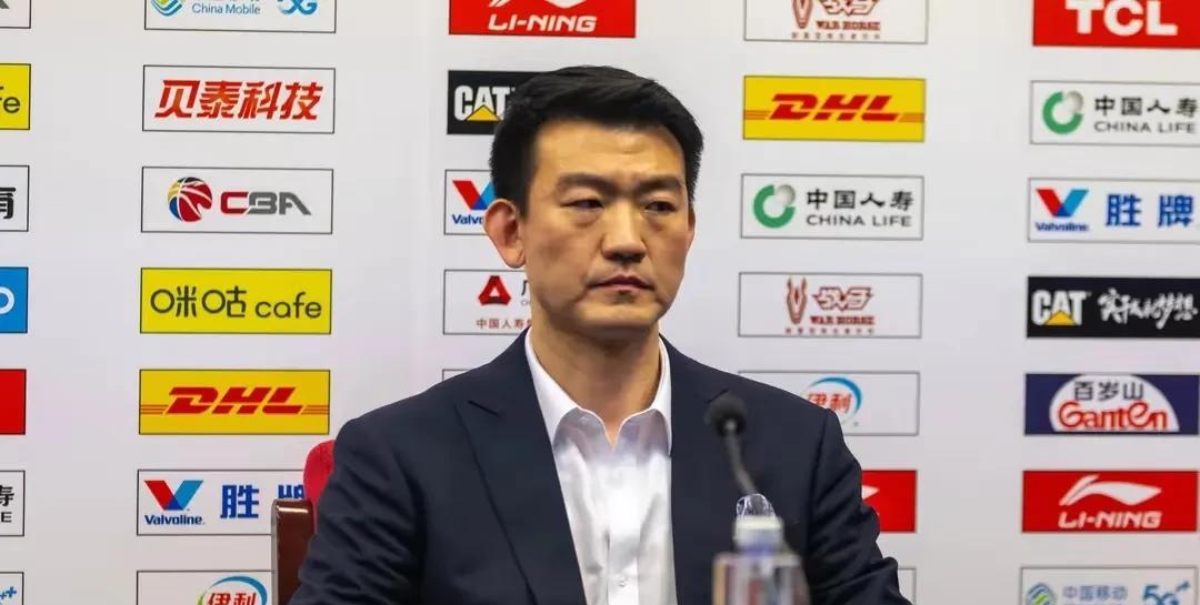王博头脑非常清醒！
告诫球员球员：一定要冷静、稳住，保护好自己的身体，现在还不是