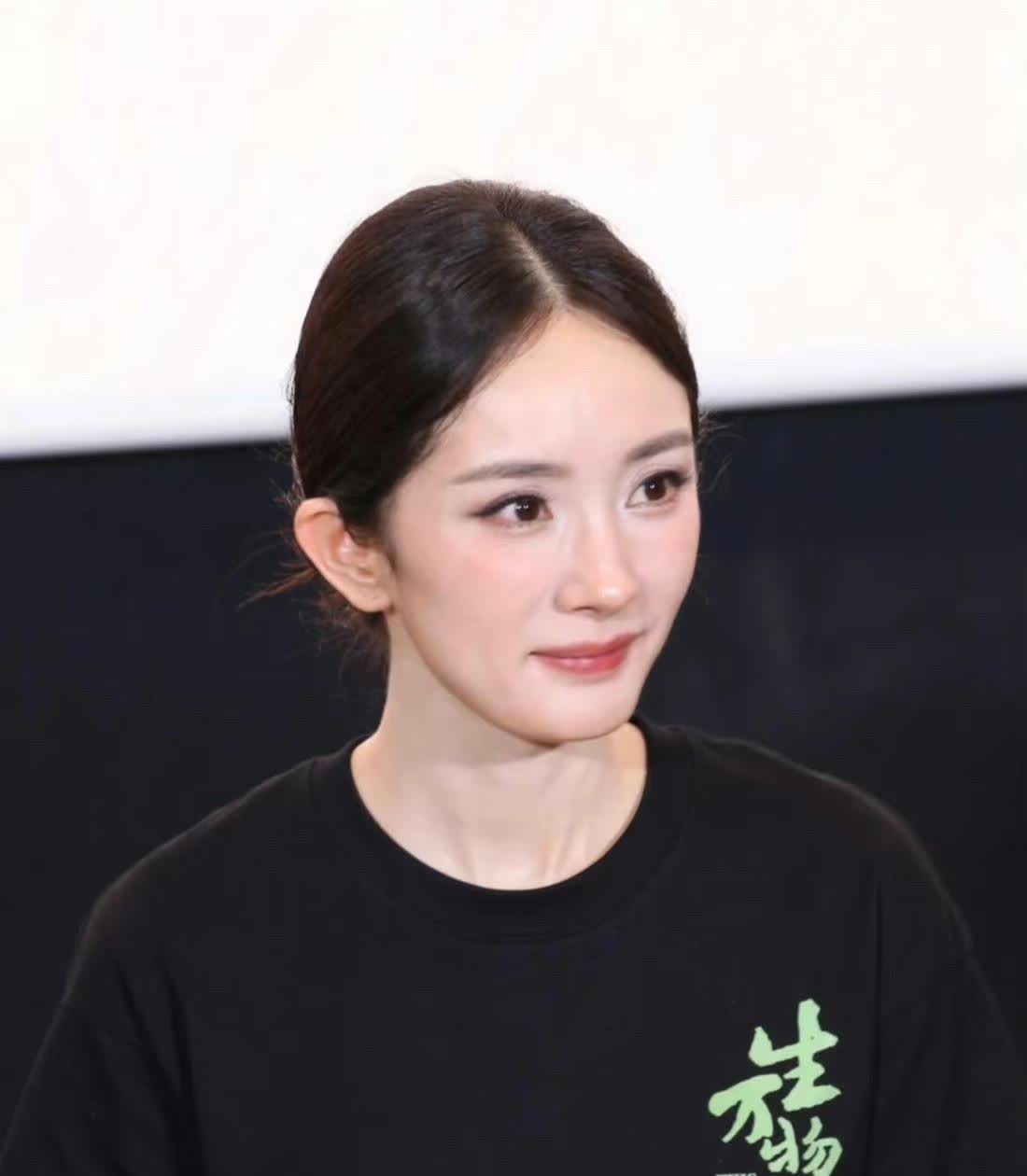 终于有网友指出来了
现在最尴尬的人就是杨幂了
不是因为她演了个农村人

