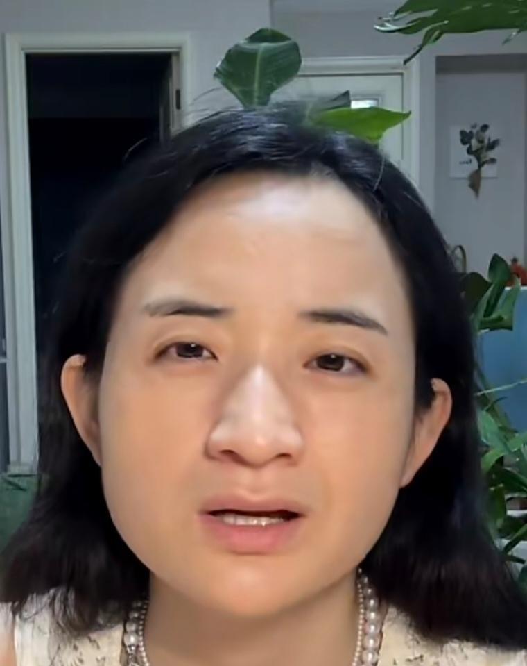 大龄剩女雅典娜终于恋爱了，脸上洋溢着幸福的笑容。她男朋友23岁，她37岁，她说最