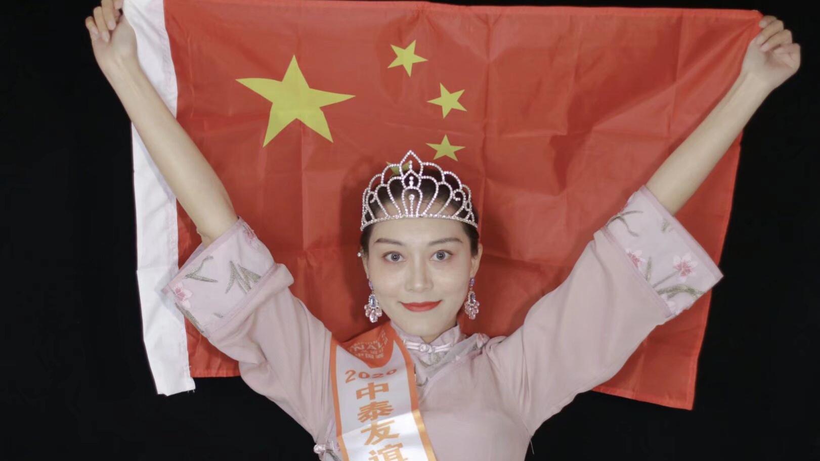 一位来自珠海的模特，高挑优雅又性感。杨芳芳