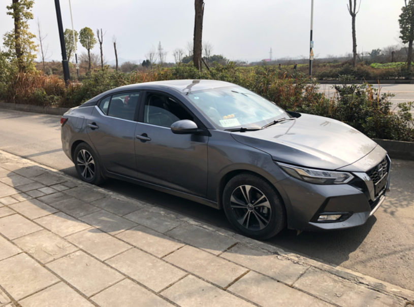 分享我这个新手的第一台车，轩逸的优缺点。
1、新款颜值确实可以，适合年轻人。
2