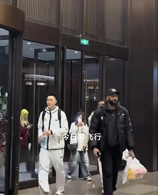 今天广东队上午原地休息，下午拉队训练！
广东队今天上午在下榻的山西梧桐公寓酒店原