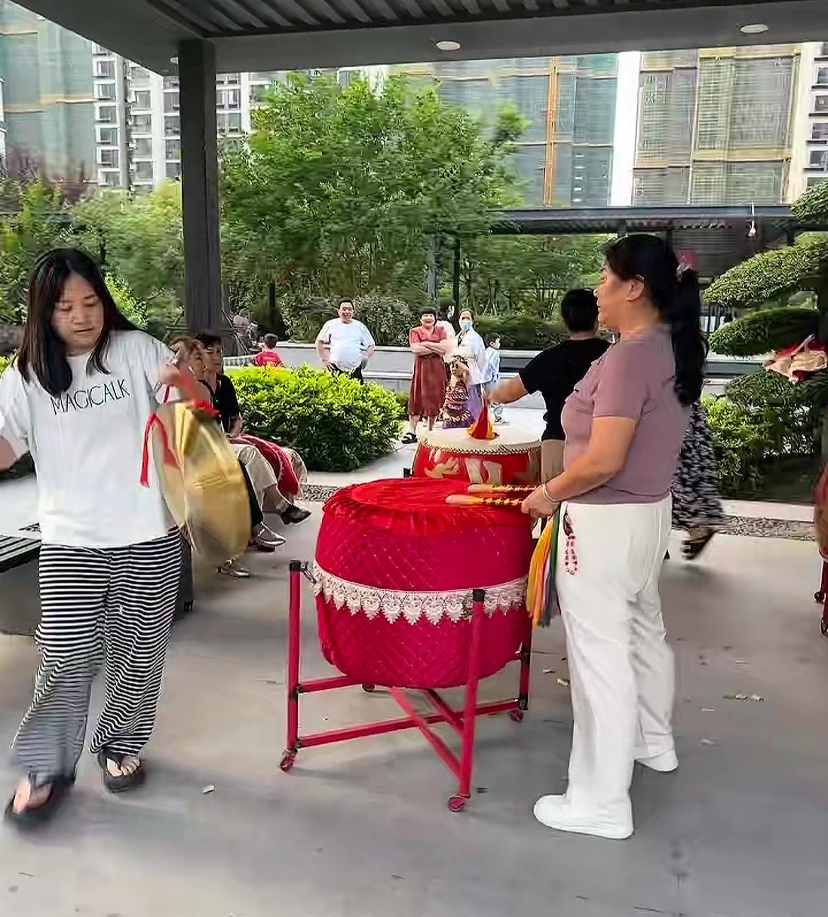 大结局！
仙桃一小区大妈打鼓扰民事件，在小区正义之士的反击下，大妈已经退出了小区