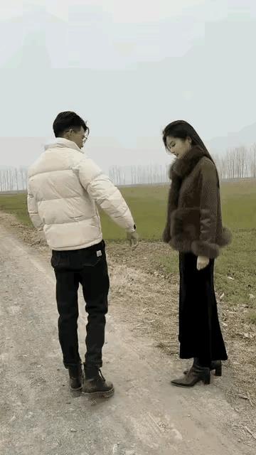 这是现在情侣吗，还是要走到尽头的小夫妻，男人哄着女人，女人不依不饶，男人也有了火