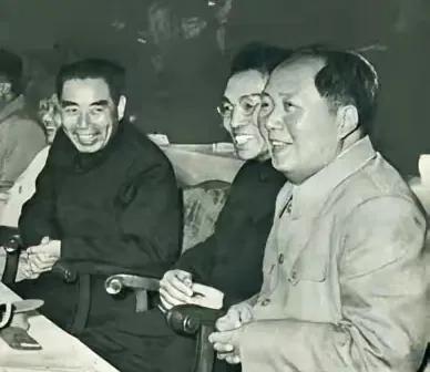 珍藏版老照片。
1957年12月2日，毛泽东主席周恩来总理与中华全国总工会主席赖