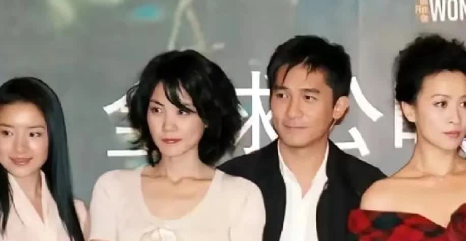 这张合影刘嘉玲是不是很别扭痛苦呢？她和梁朝伟明明是恩爱夫妻，却给人貌合神离的感觉
