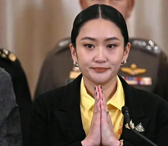 2024年8月16日，他信的女儿佩通坦就任泰国总理。佩通坦不但是泰国历史上最年轻