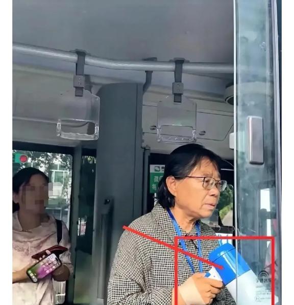 张桂梅这个人
这个根本经不起研究
因为仔细一查，你就发现她这个人
真的太有爱了，