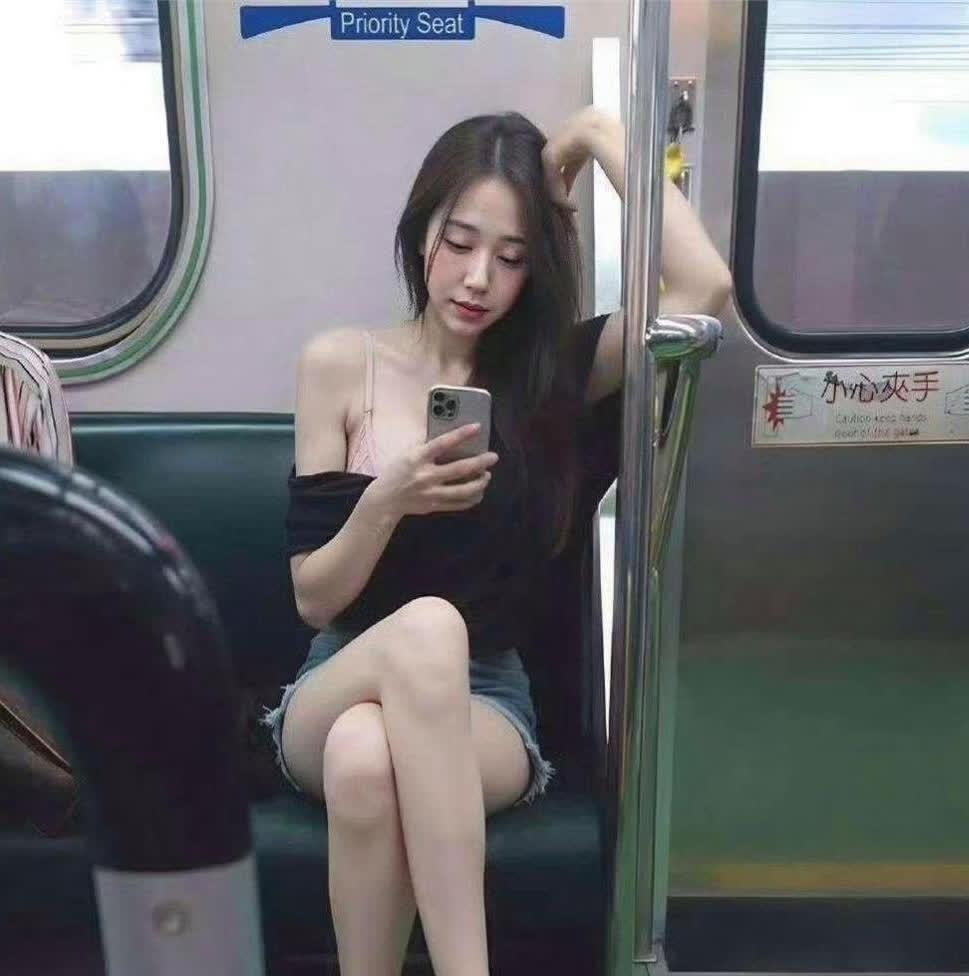 地铁上碰到的，这样的女孩子怎么要电话啊？真的太哇塞了！
