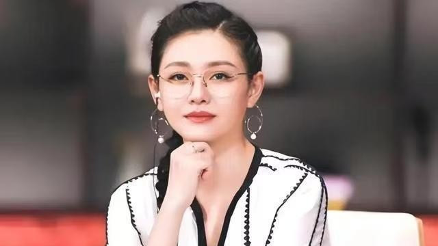 娱乐圈浮世绘：光环背后的博弈与反思