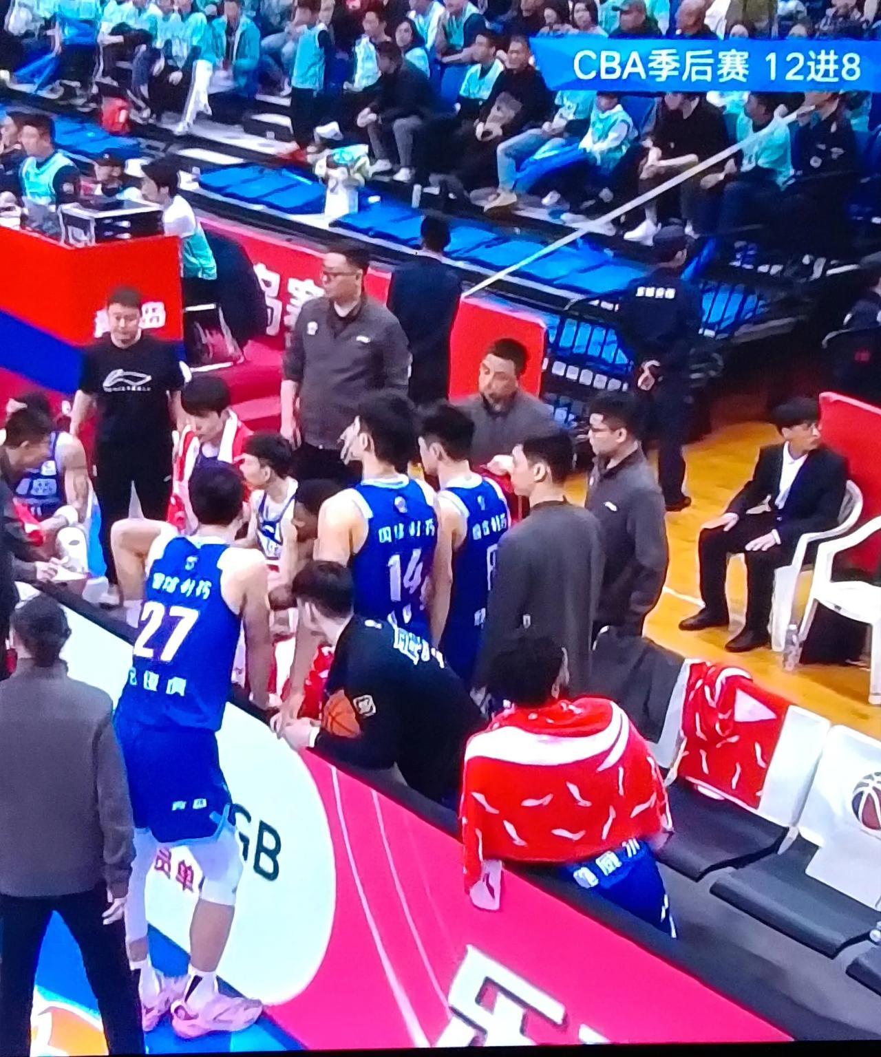 王睿泽神了，狂进三分，帮助青岛国信战胜浙江稠州，在三场两胜制中占得先机。
CBA