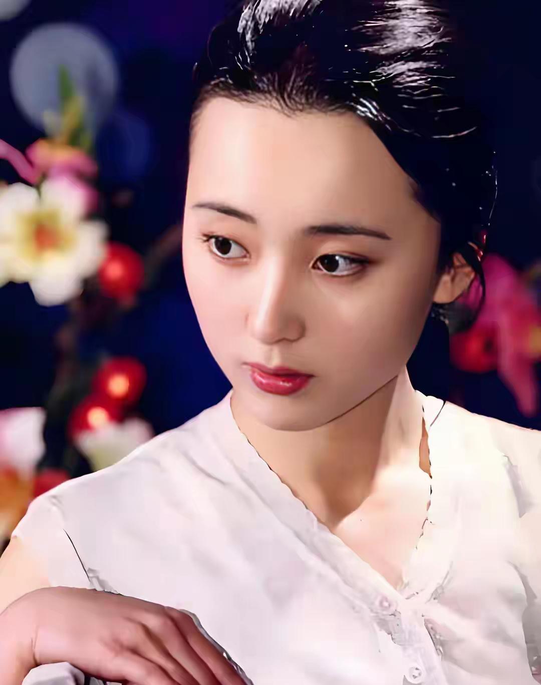 陈晓旭天生就是林黛玉，她容貌精致，气质满分，导演选得准，成就了永远的经典。
陈晓