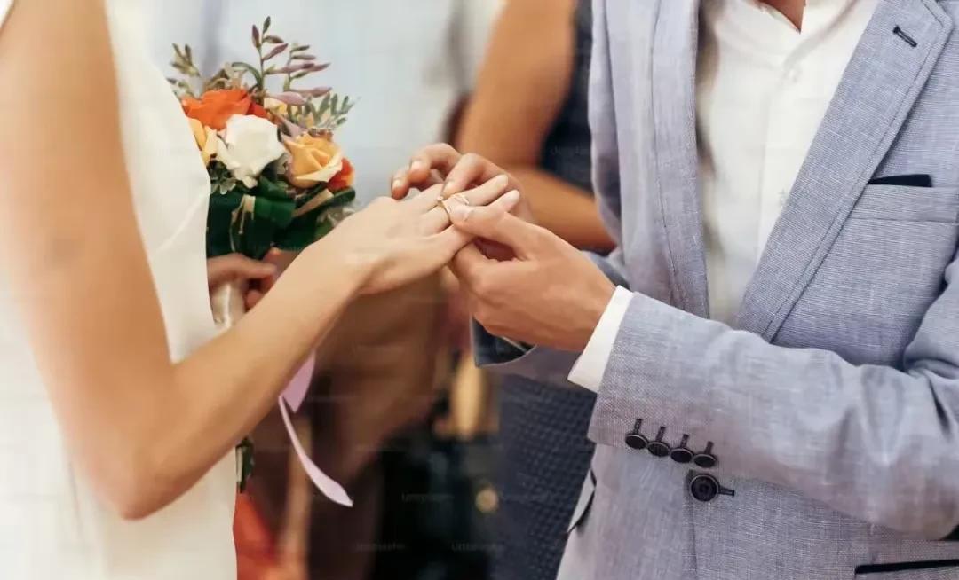 浙江台州，女子结婚时，男方掏空家底给女方父母18万聘礼。



2020年6月，
