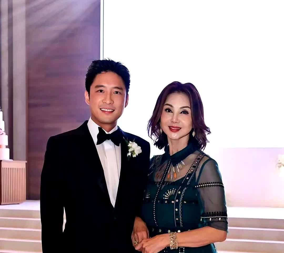 这篇文章以幽默的方式揭示了40多岁仍未婚的富二代霍启山的现状。

文章指出，