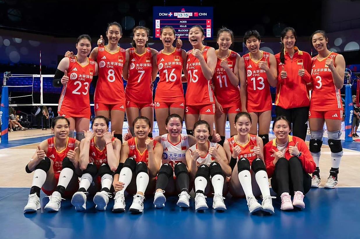 随着中国女排3-2逆转多米尼加，世界女排联赛最新积分榜如下

第一名，意大利女排