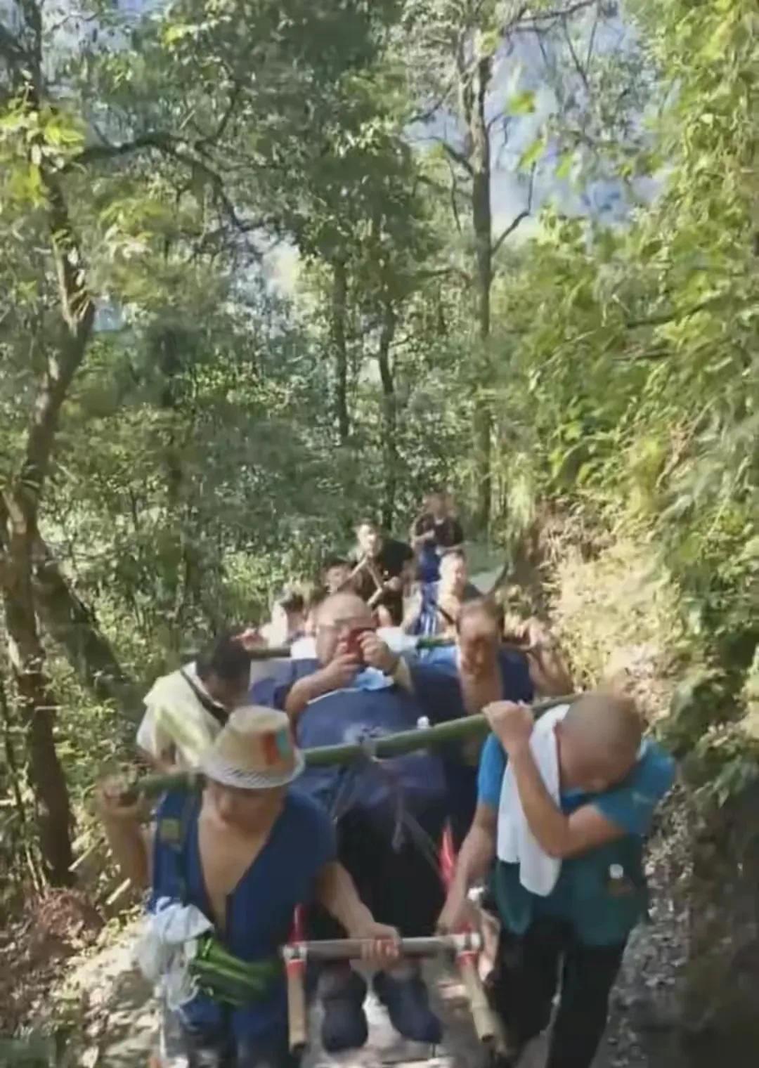 263斤男子请9名轿夫抬滑竿上峨眉山：往返42公里耗时10小时，支付22100元