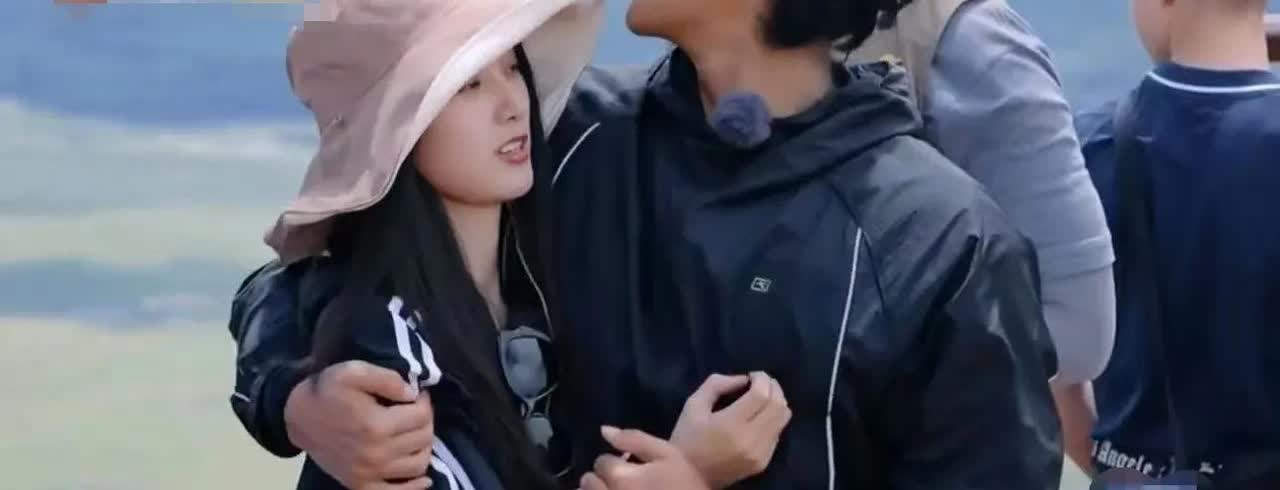 黄子韬像个“挂件”似的总黏着徐艺洋，无论是活动后台还是私下聚会，常能看到他跟在一