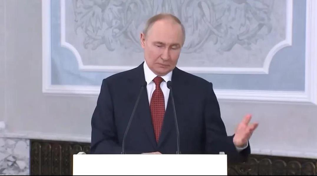 普京:“我非常尊重特朗普，他是一个勇敢的人，曾经两次躲过暗杀。我相信他真的希望乌