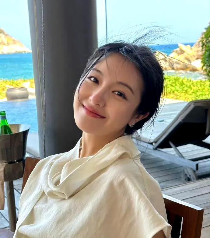 #李兰迪#生活是一场盛大的即兴演出，时而穿着运动裙装，在室内一角享受独处的甜；时