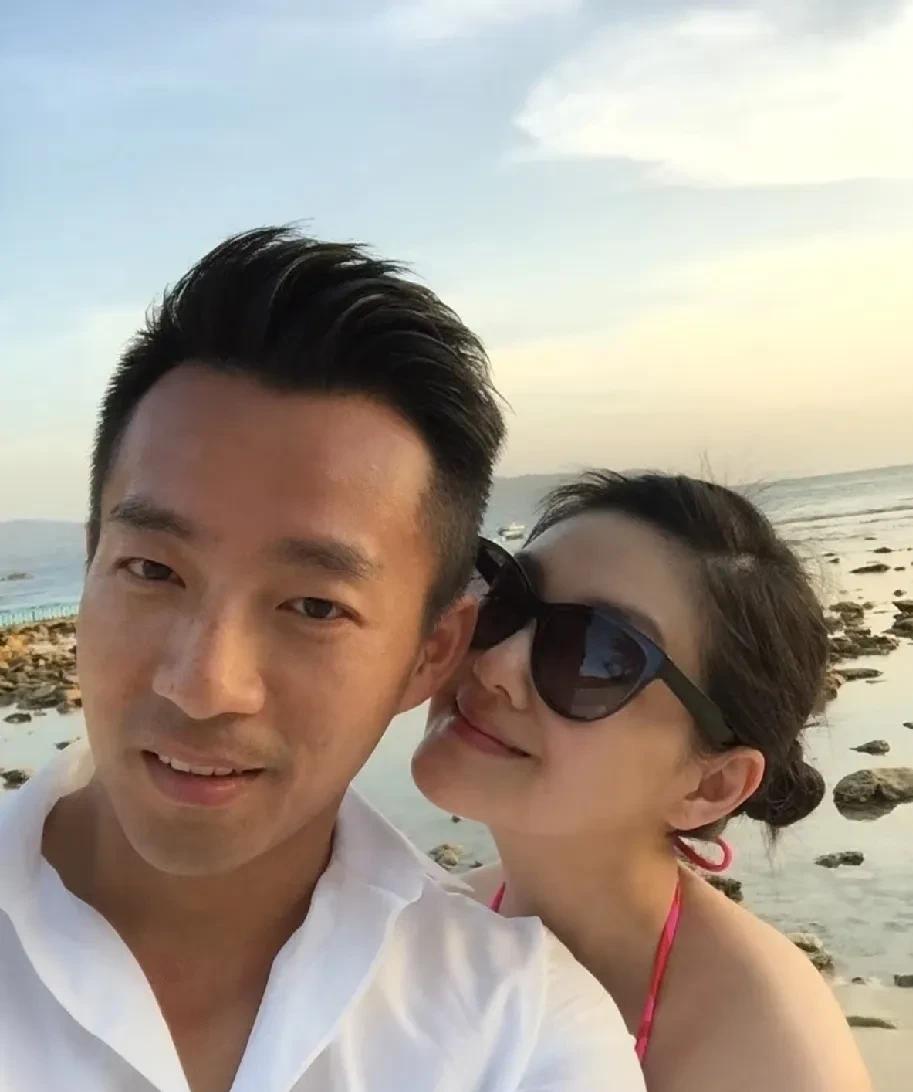 大S和汪小菲的故事就像一场戏，情感缠绵、纠葛不清。她从安静的生活中挣脱出来，选择