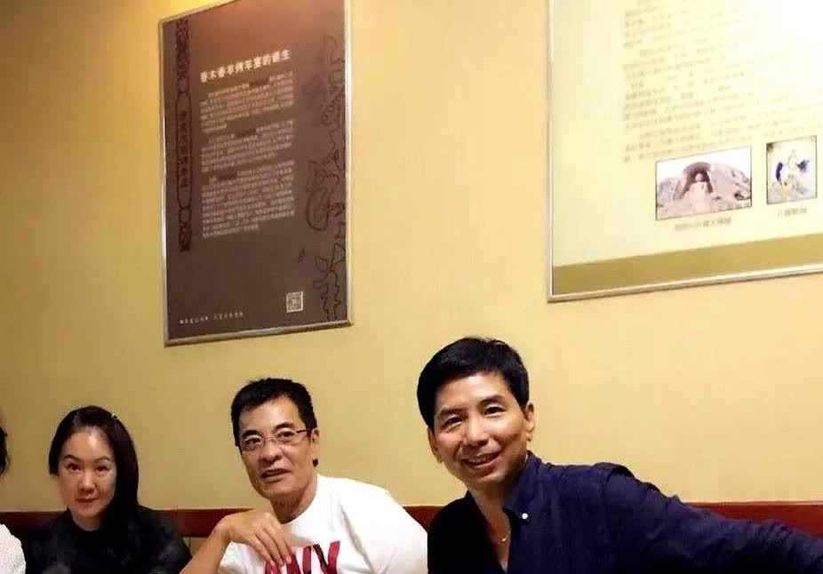 朱媛媛、辛柏青夫妇早年与牛莉、刘威等好友端午节聚餐的照片，马上就要端午节了，这个