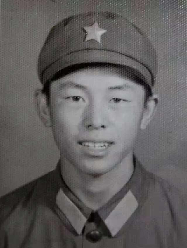1987年，马占福在南疆战斗中为国捐躯，荣立一等功。战后，部队领导来到他家看望英