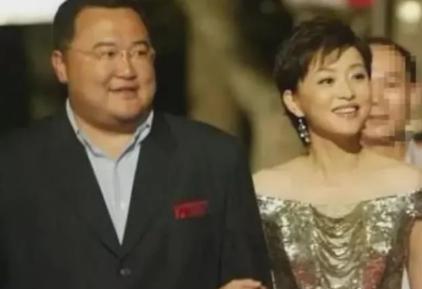 1994年，出国归来的杨澜，坚决要与老公张一兵离婚，杨父苦心相劝“闺女，小兵对你