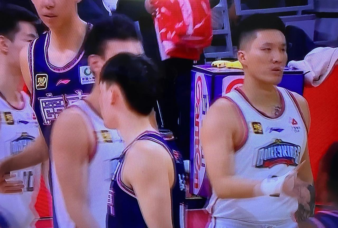 曾凡日比较真实，他是东北人，性格是比较强硬的，加上马上是晋级季后赛的比赛了，所以