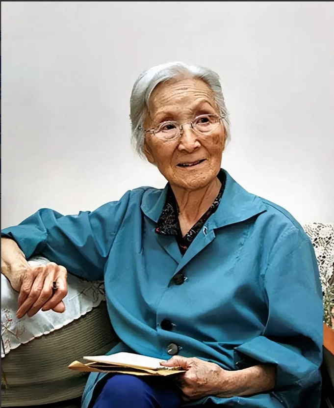 2007年，钱学森96岁大寿，高朋满座，突然，他看到角落里坐着一个白发老太太，不