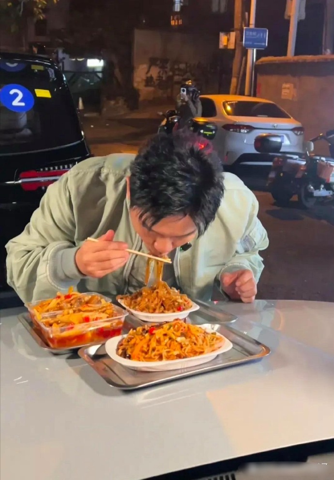 李晨这人还真是没什么明星包袱啊！
他在柳州录节目，抵不过螺蛳粉的诱惑，深夜还自己