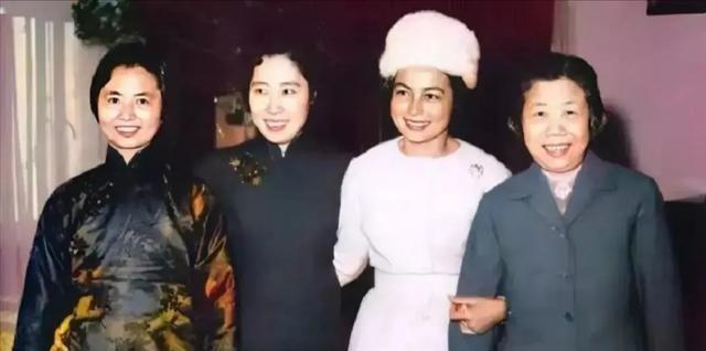 1962年，邓颖超，王光美，张茜等在一起，笑容满面，举止温柔，笑容灿烂，合影留念