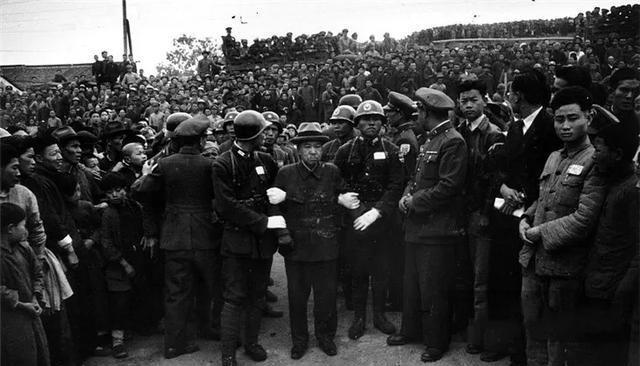 故事得从1937年12月初说起。那时候，日军兵分三路，像三把尖刀直插南京。总指挥