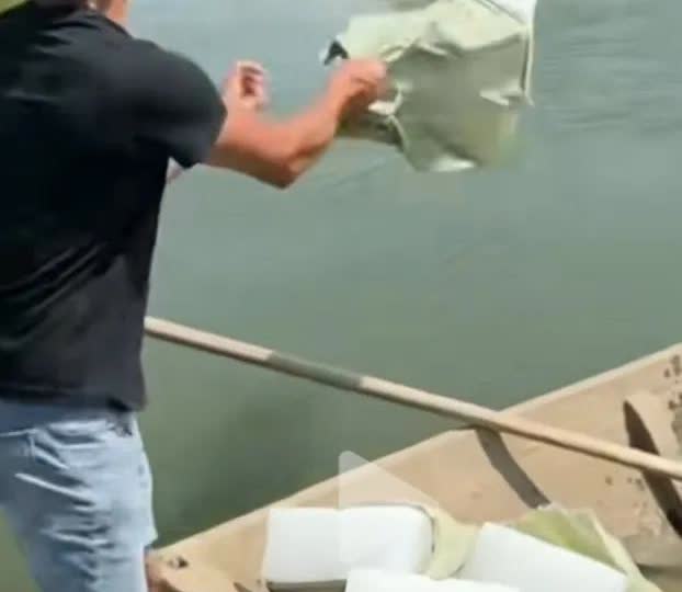 不懂就问！
看不明白，有点儿晕圈，一男子开着小船，在水里扔大冰块儿，这是在干什