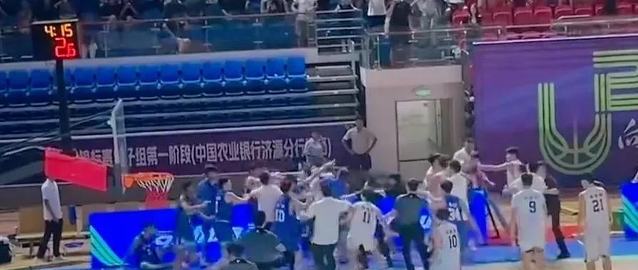 山东辽宁U21火爆失控！双方大打出手冲进场，比赛罕见双双被取消！
昨晚U21赛场