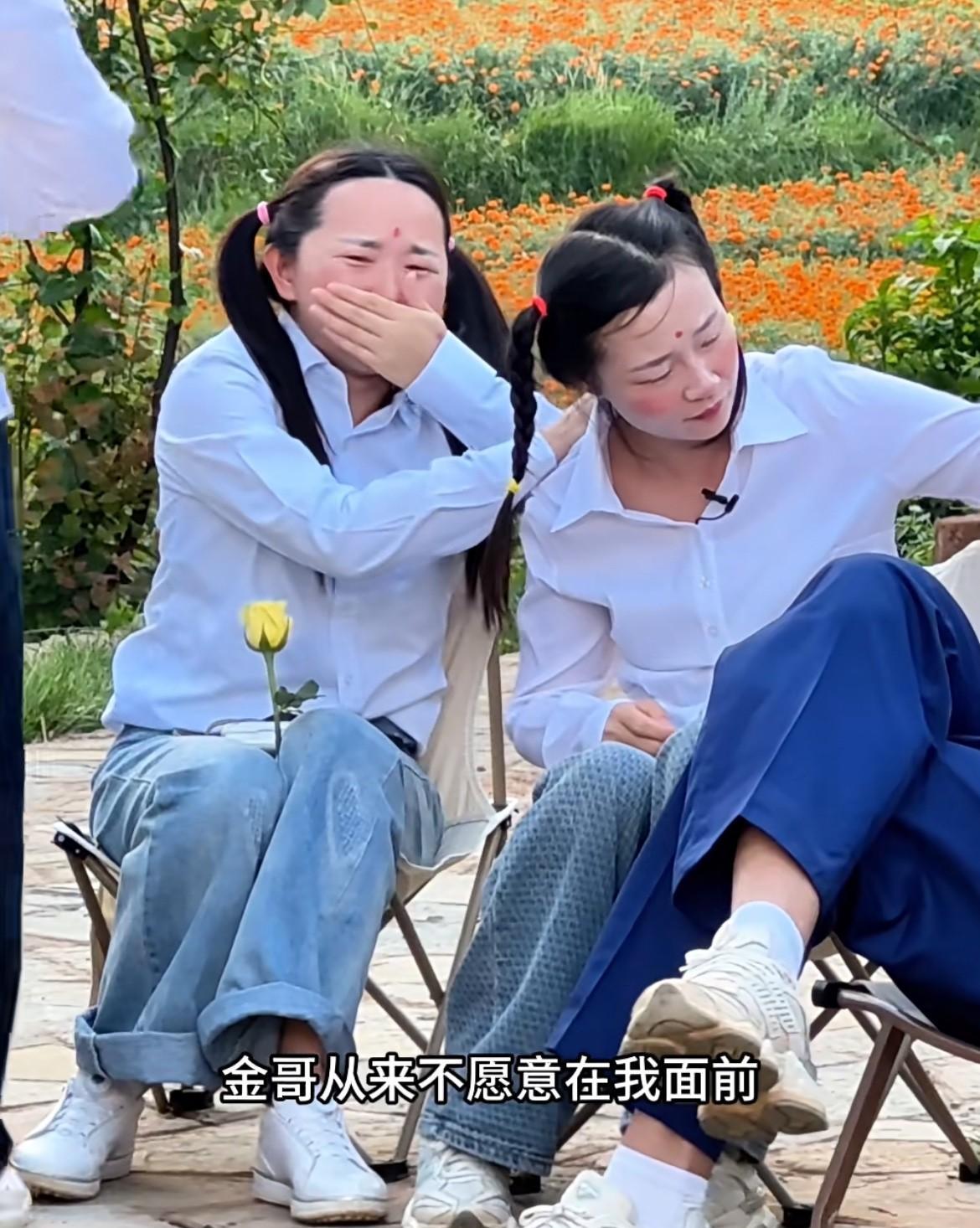 有时候真怪不得网友吐槽红姐，胖阿姨和周阿姨都在第一时间赶到小凤和金哥身旁安慰他们